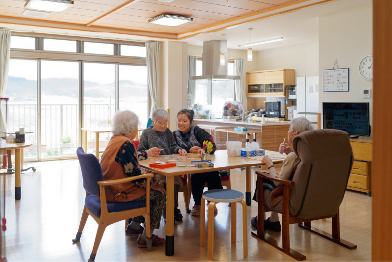利用者さんとスタッフが普段着で過ごし、一緒に食卓を囲む「あたりまえ」の暮らしを送っています。